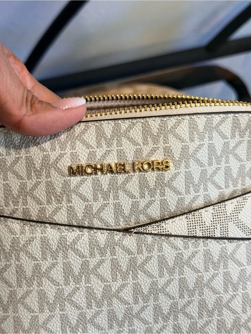 Michael Kors Cindy Dome Crossbody Vanilla Signature Logo Bag